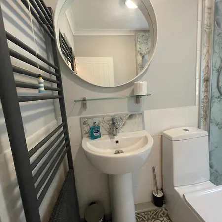 Newquay, Fistral Gem, Sea Views & Peninsular Access Apartment *